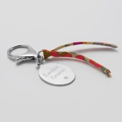 Hot HappyBulle Bijou de sac personnalisé médaille gravée acier ovale 33x25 mm et noeud Liberty