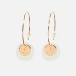Outlet HappyBulle Boucles d'oreilles créoles personnalisées médailles gravées plaqué or initiale 10 mm et breloque nacre 15 mm Plaqué or 18k