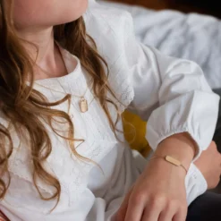 Best HappyBulle Bracelet chaine enfant personnalisé médaille gravée plaqué or plaque 20x8 mm Plaqué or 18k