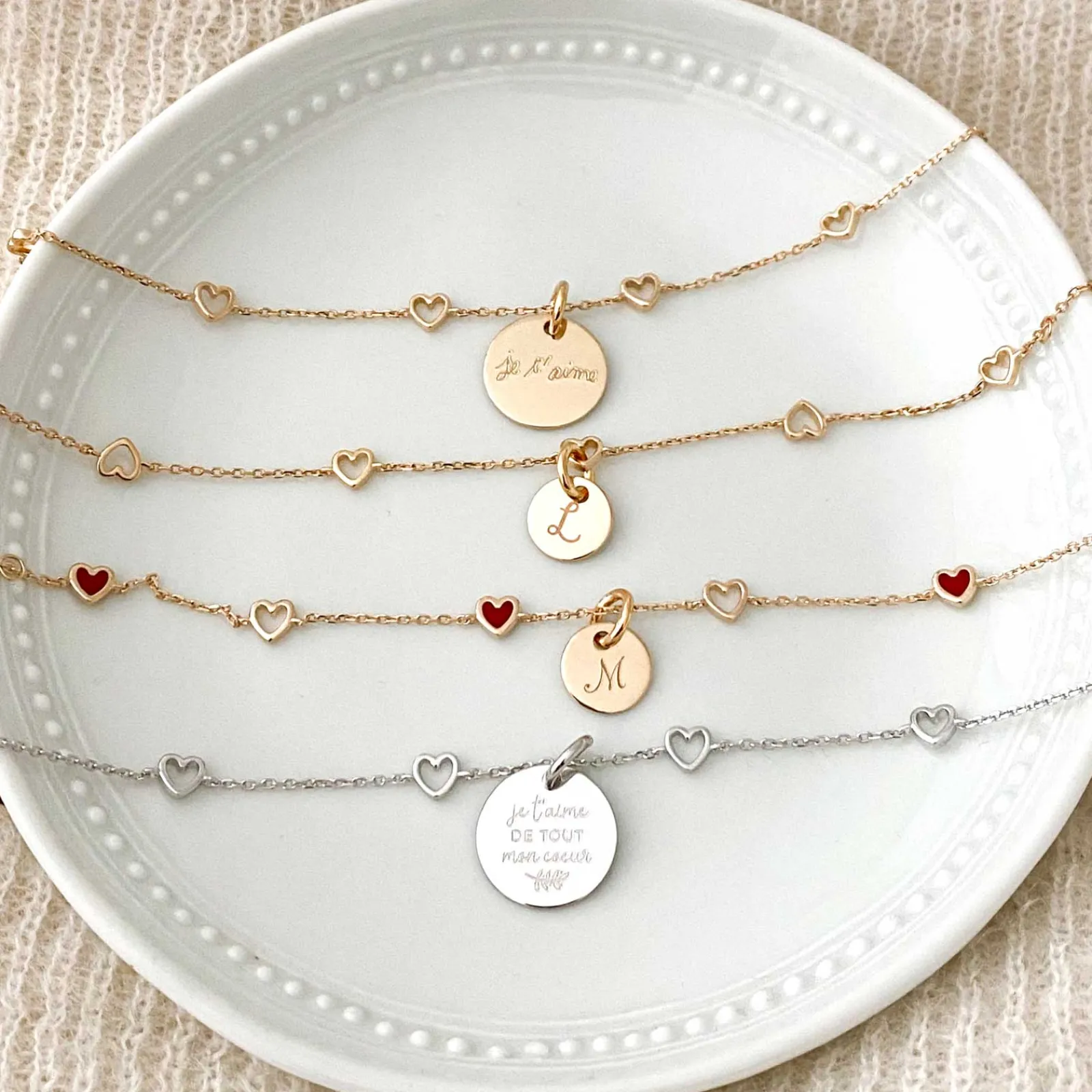 HappyBulle Bracelet chaîne coeurs ajourés personnalisé médaille gravée plaqué or 15 mm Plaqué or 18k