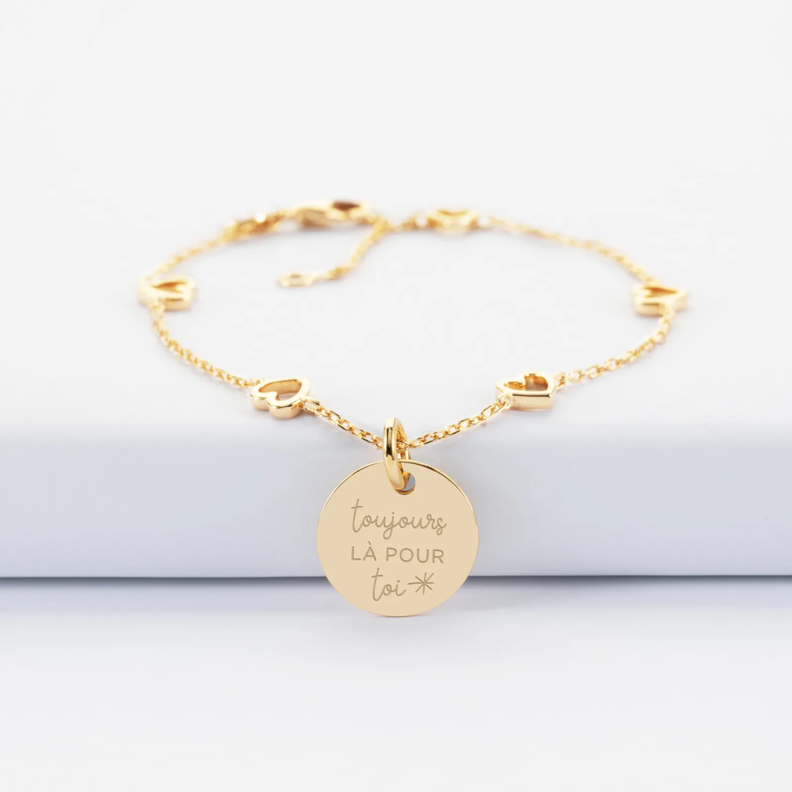 HappyBulle Bracelet chaîne coeurs ajourés personnalisé médaille gravée plaqué or 15 mm Plaqué or 18k