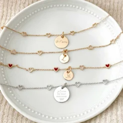 Outlet HappyBulle Bracelet chaîne coeurs ajourés et email personnalisé médaille gravée plaqué or 10 mm Plaqué or 18k