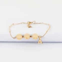 HappyBulle Bracelet chaîne Maman pastilles estampillées "Mom" plaqué or et breloque lettre initiale 5 mm Plaqué or 18k