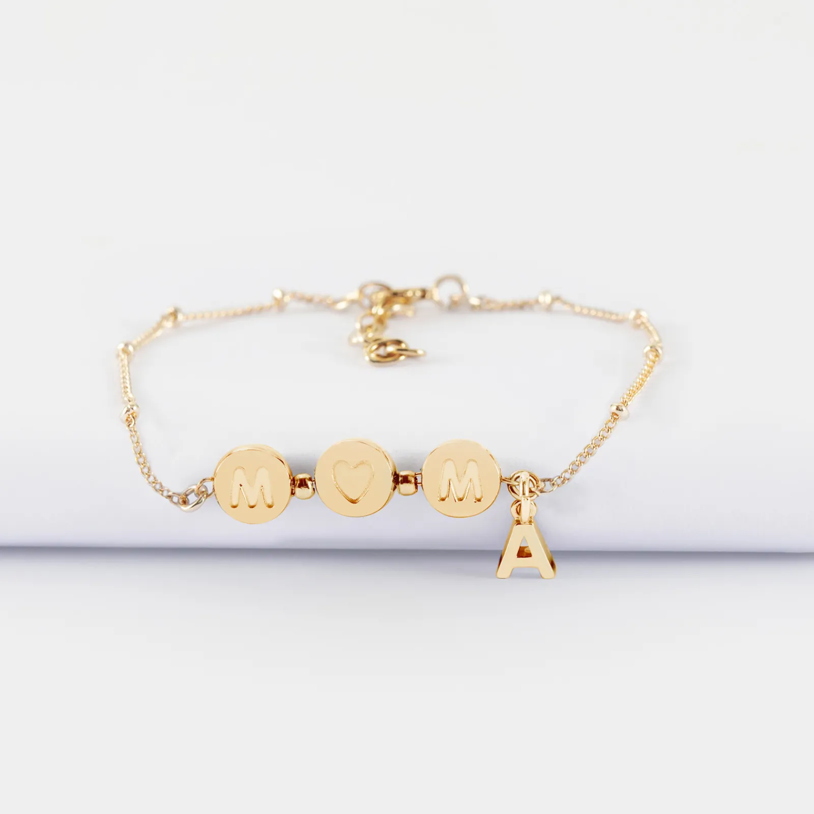 HappyBulle Bracelet chaîne Maman pastilles estampillées "Mom" plaqué or et breloque lettre initiale 5 mm Plaqué or 18k