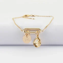 Outlet HappyBulle Bracelet chaîne ovale ouvert personnalisé médaille gravée plaqué or 15 mm et breloque coquillage perle blanche