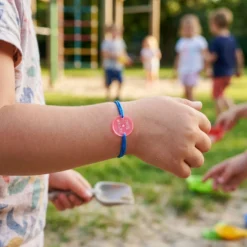 HappyBulle Bracelet d'identification enfant médaille gravée acrylique fluo 2 trous 17 mm Rose