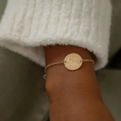 Best HappyBulle Bracelet enfant chaîne personnalisé initiale médaille gravée plaqué or 2 trous 15 mm - x Marie Savart Plaqué or 18k
