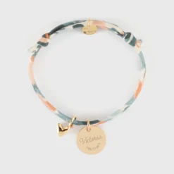 HappyBulle Bracelet enfant Liberty personnalisé médaille gravée plaqué or 15 mm et breloque petit coeur bombé 7 mm - x Atelier Wagram Plaqué or 18k