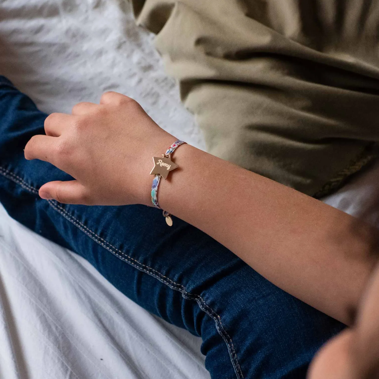 Online HappyBulle Bracelet enfant Liberty personnalisé prénom médaille gravée plaqué or étoile 20x20 mm Plaqué or 18k