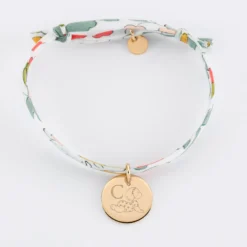 Hot HappyBulle Bracelet enfant Liberty personnalisé initiale médaille gravée plaqué or 15 mm - x Marie Savart Plaqué or 18k