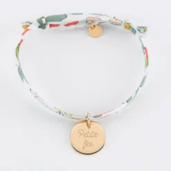 Hot HappyBulle Bracelet enfant Liberty personnalisé initiale médaille gravée plaqué or 15 mm - x Marie Savart Plaqué or 18k