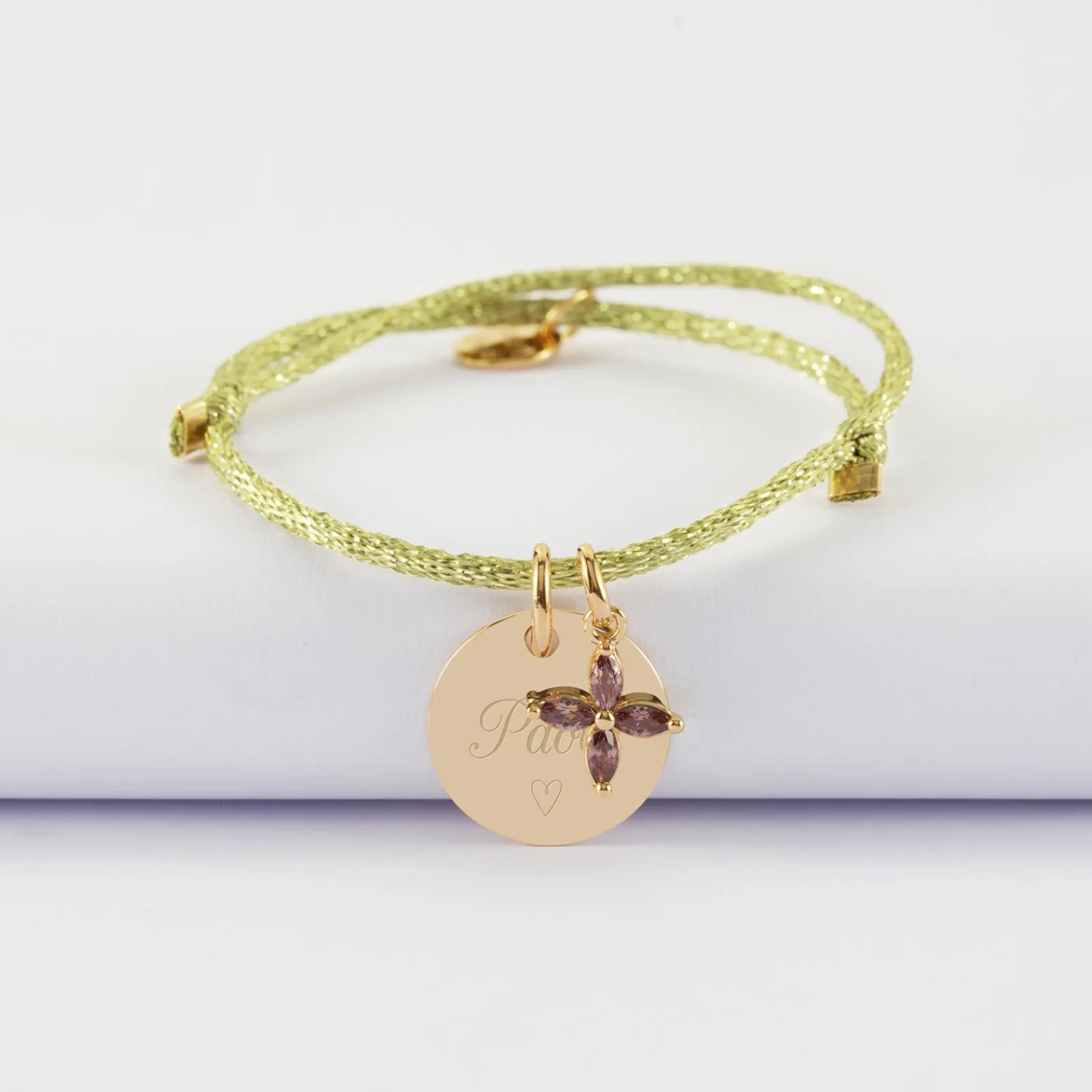 HappyBulle Bracelet enfant personnalisé cordon pailleté médaille gravée plaqué or 15 mm et breloque fleur pétales zircons 10 mm