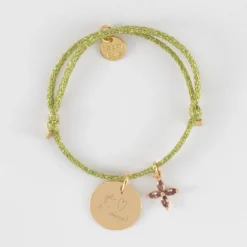 HappyBulle Bracelet enfant personnalisé cordon pailleté médaille gravée plaqué or 15 mm et breloque fleur pétales zircons 10 mm