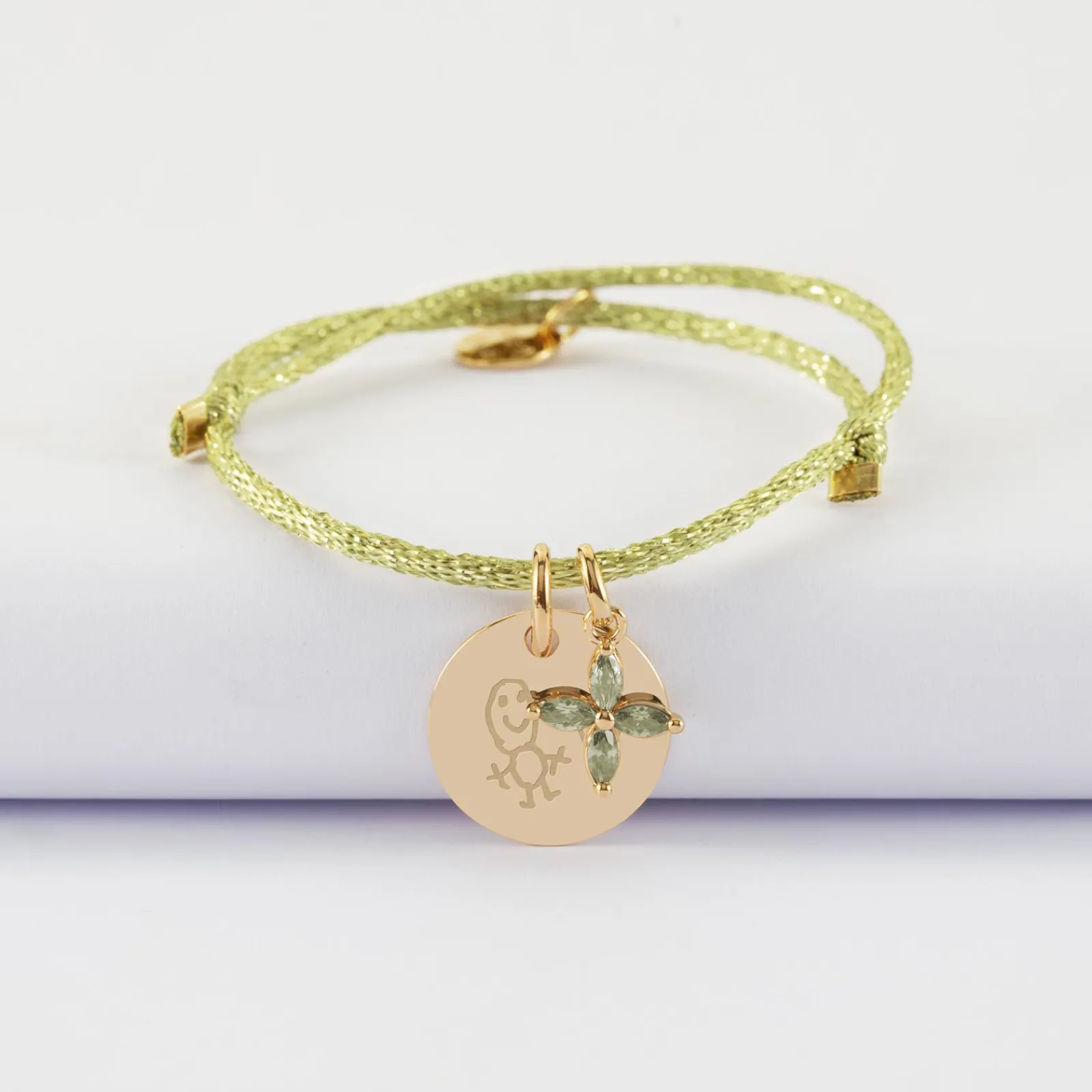 HappyBulle Bracelet enfant personnalisé cordon pailleté médaille gravée plaqué or 15 mm et breloque fleur pétales zircons 10 mm