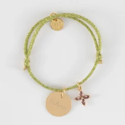 HappyBulle Bracelet enfant personnalisé cordon pailleté médaille gravée plaqué or 15 mm et breloque fleur pétales zircons 10 mm