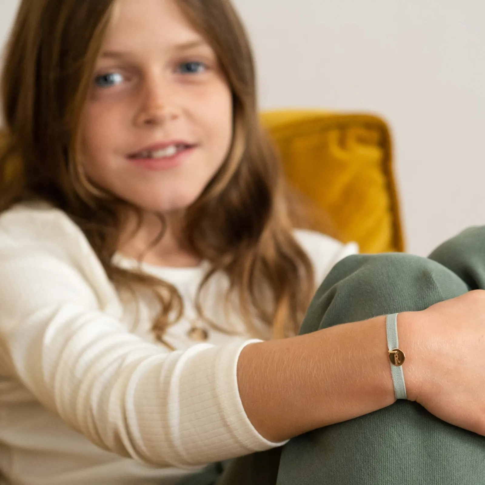 Clearance HappyBulle Bracelet enfant personnalisé cordon élastique médaille gravée plaqué or initiale 10 mm Plaqué or 18k