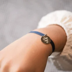 Online HappyBulle Bracelet enfant personnalisé cordon élastique médaille gravée plaqué or 15 mm Plaqué or 18k