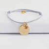 New HappyBulle Bracelet enfant personnalisé médaille gravée plaqué or 15 mm et breloque fleur zircon plaqué or 8 mm