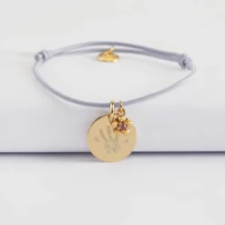 New HappyBulle Bracelet enfant personnalisé médaille gravée plaqué or 15 mm et breloque fleur zircon plaqué or 8 mm