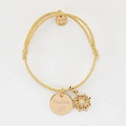 Online HappyBulle Bracelet enfant personnalisé cordon pailleté médaille gravée plaqué or 15 mm et breloque scintillante 13 mm Marguerite