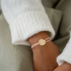 New HappyBulle Bracelet enfant personnalisé initiale médaille gravée plaqué or 2 trous 15 mm - x Marie Savart Plaqué or 18k