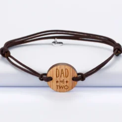 Clearance HappyBulle Bracelet homme médaille gravée bois ronde 21 mm - Edition spéciale "Dad of two"