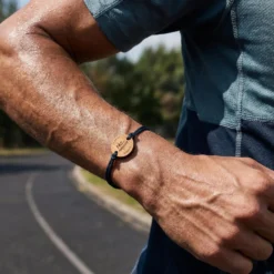 Sale HappyBulle Bracelet homme personnalisé médaille gravée ronde 21 mm - Edition spéciale "Finisher running et triathlon" Bois