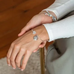 Sale HappyBulle Bracelet personnalisé jonc argent ouvert médaille gravée 15 mm et breloque nacre 10 mm Argent rhodié 925