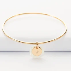 Online HappyBulle Bracelet personnalisé jonc plaqué or médaille gravée 10 mm et breloque nacre 15 mm Plaqué or 18k