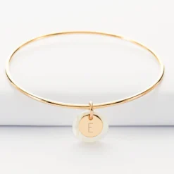 Online HappyBulle Bracelet personnalisé jonc plaqué or médaille gravée 10 mm et breloque nacre 15 mm Plaqué or 18k