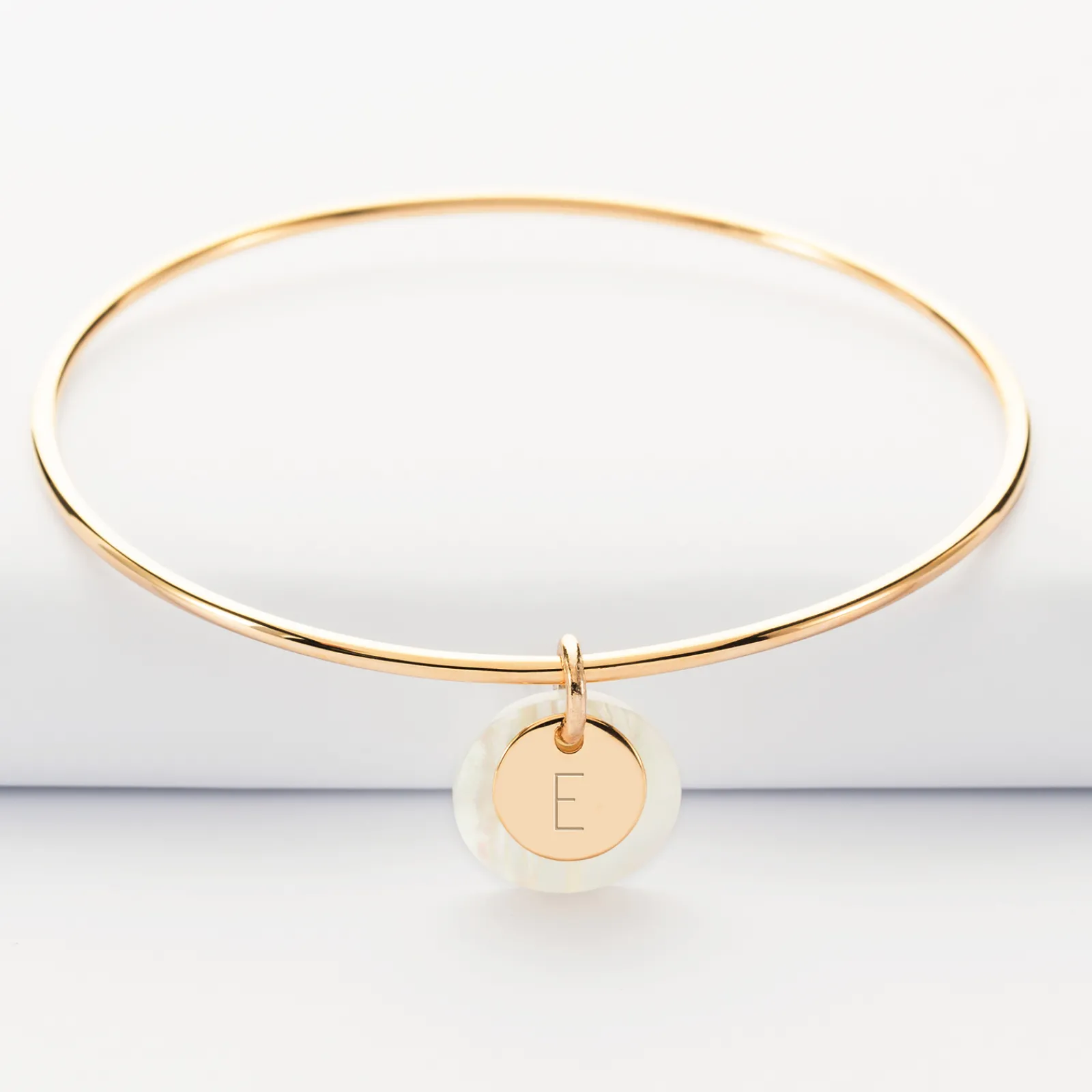 Online HappyBulle Bracelet personnalisé jonc plaqué or médaille gravée 10 mm et breloque nacre 15 mm Plaqué or 18k