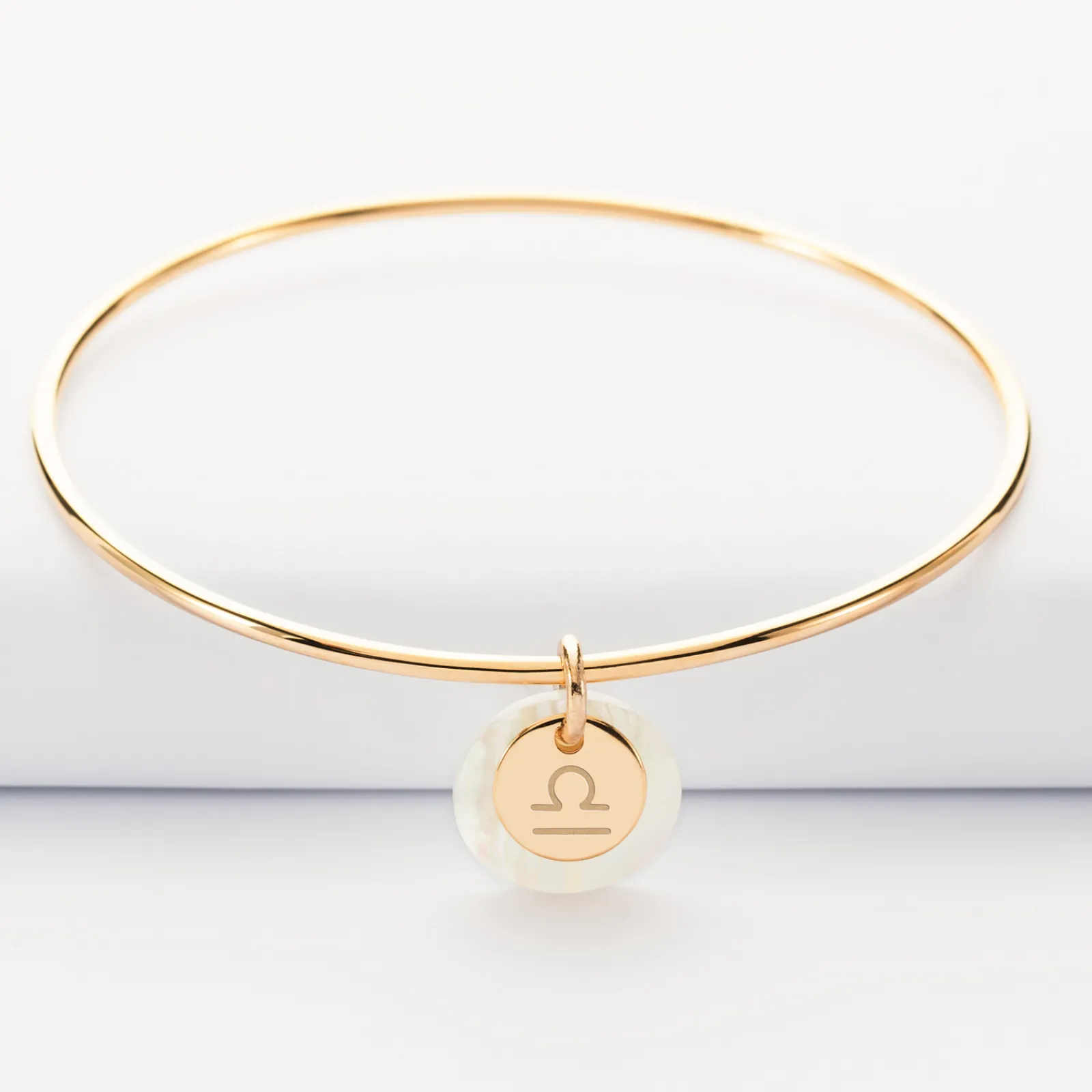 Online HappyBulle Bracelet personnalisé jonc plaqué or médaille gravée 10 mm et breloque nacre 15 mm Plaqué or 18k