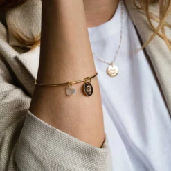 Discount HappyBulle Bracelet personnalisé jonc plaqué or médaille gravée 15 mm et breloque nacre 10 mm Plaqué or 18k