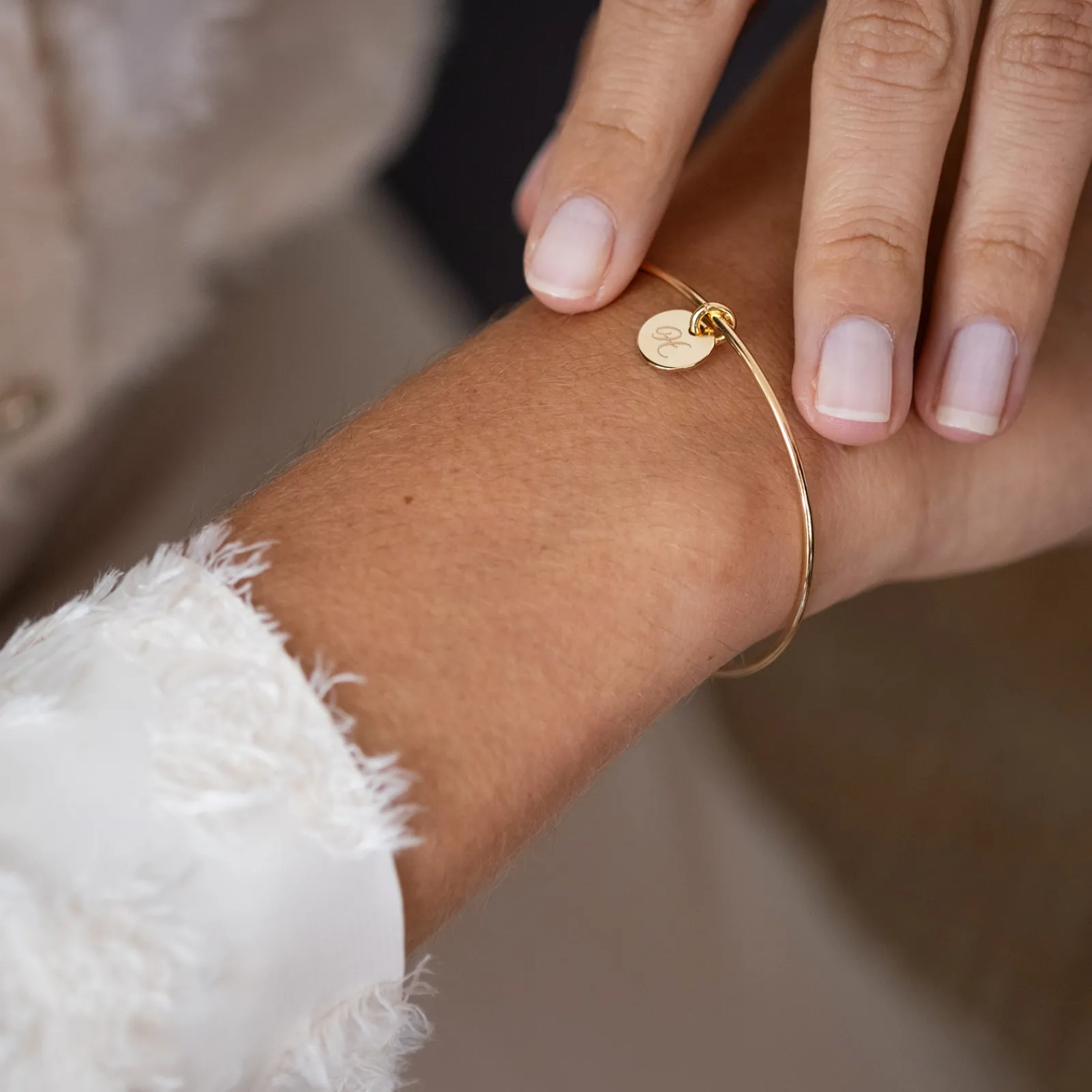 Discount HappyBulle Bracelet personnalisé jonc plaqué or médaille gravée initiale 10 mm Plaqué or 18k