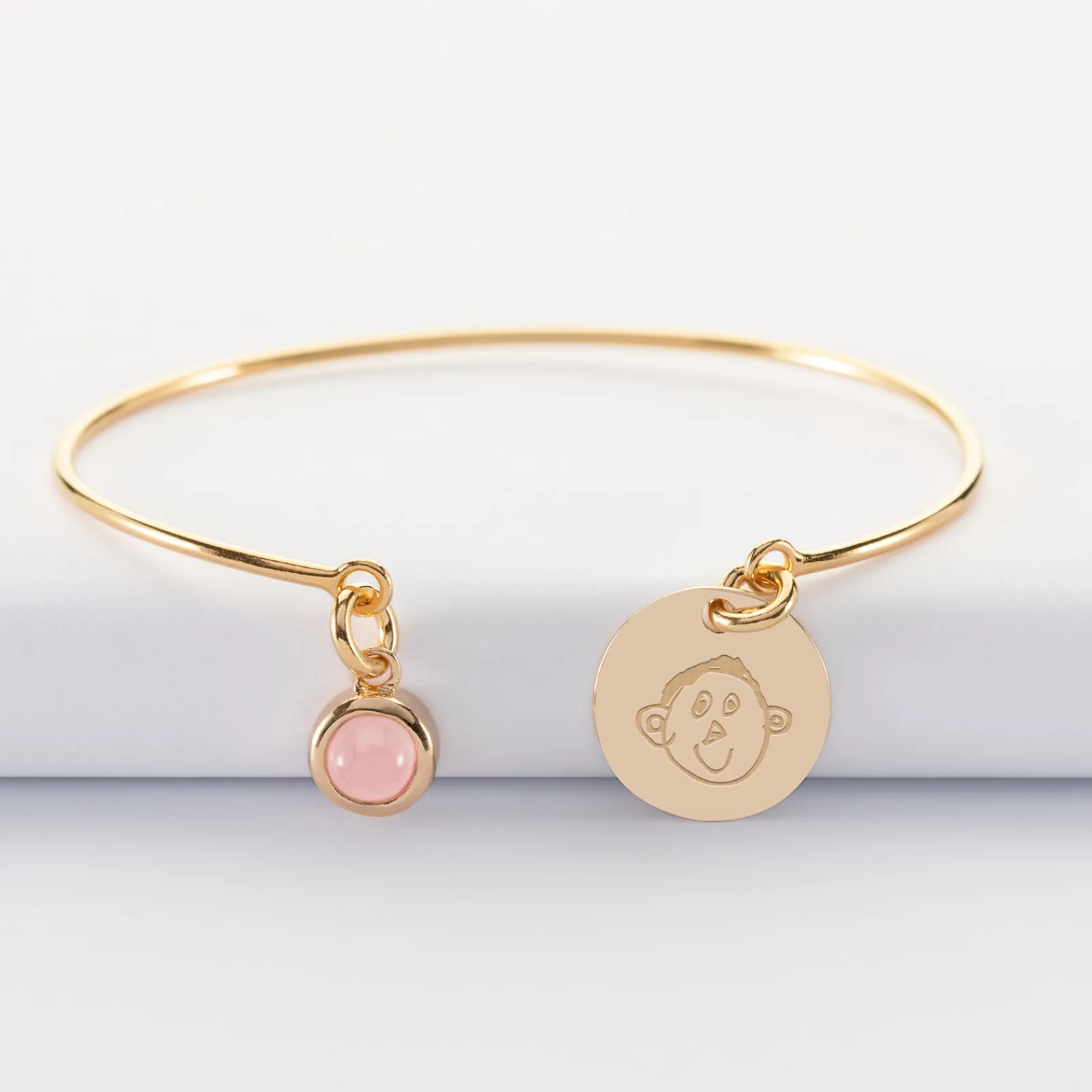 Hot HappyBulle Bracelet personnalisé jonc plaqué or ouvert médaille gravée 15 mm et breloque pierre naturelle 8 mm Plaqué or 18k