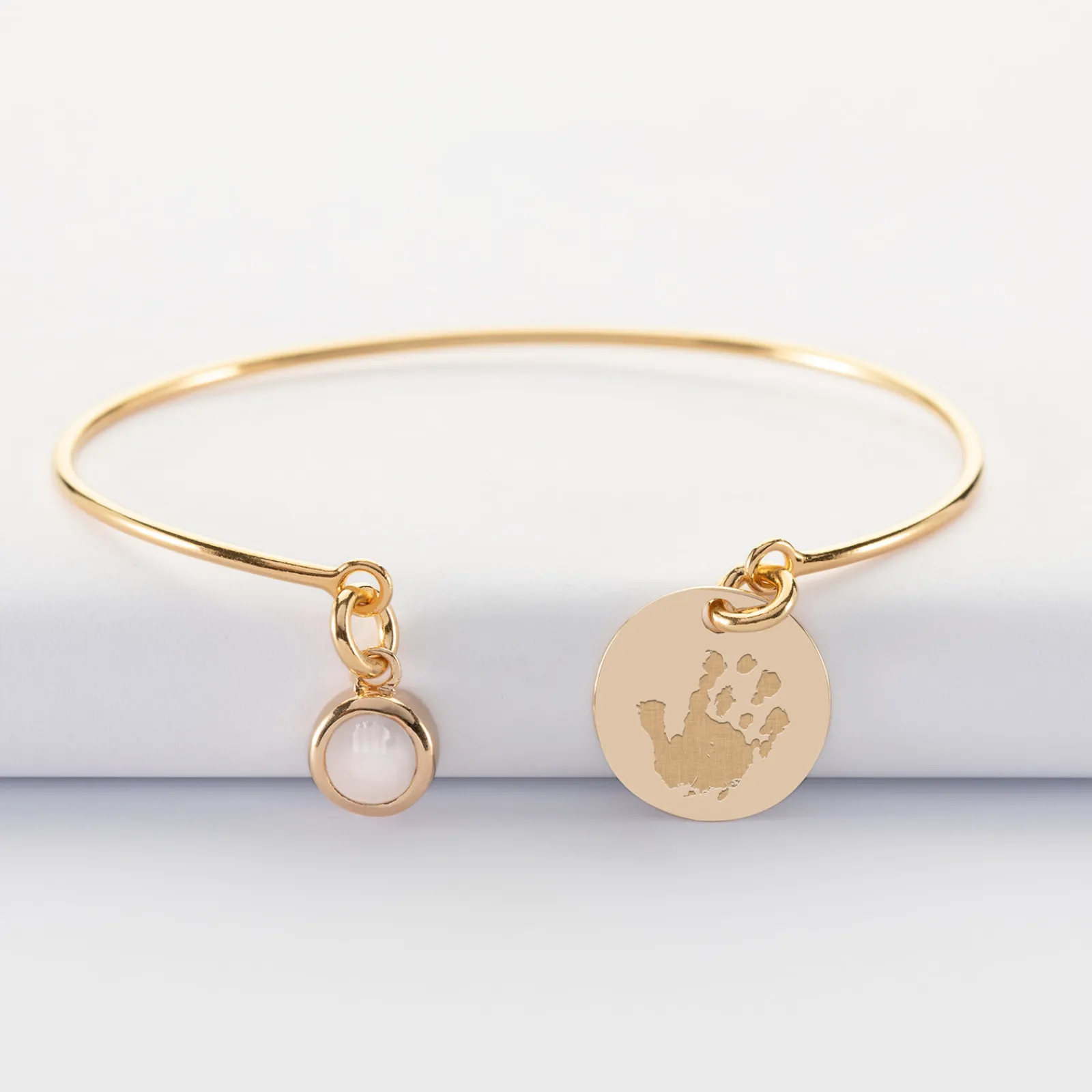 Hot HappyBulle Bracelet personnalisé jonc plaqué or ouvert médaille gravée 15 mm et breloque pierre naturelle 8 mm Plaqué or 18k