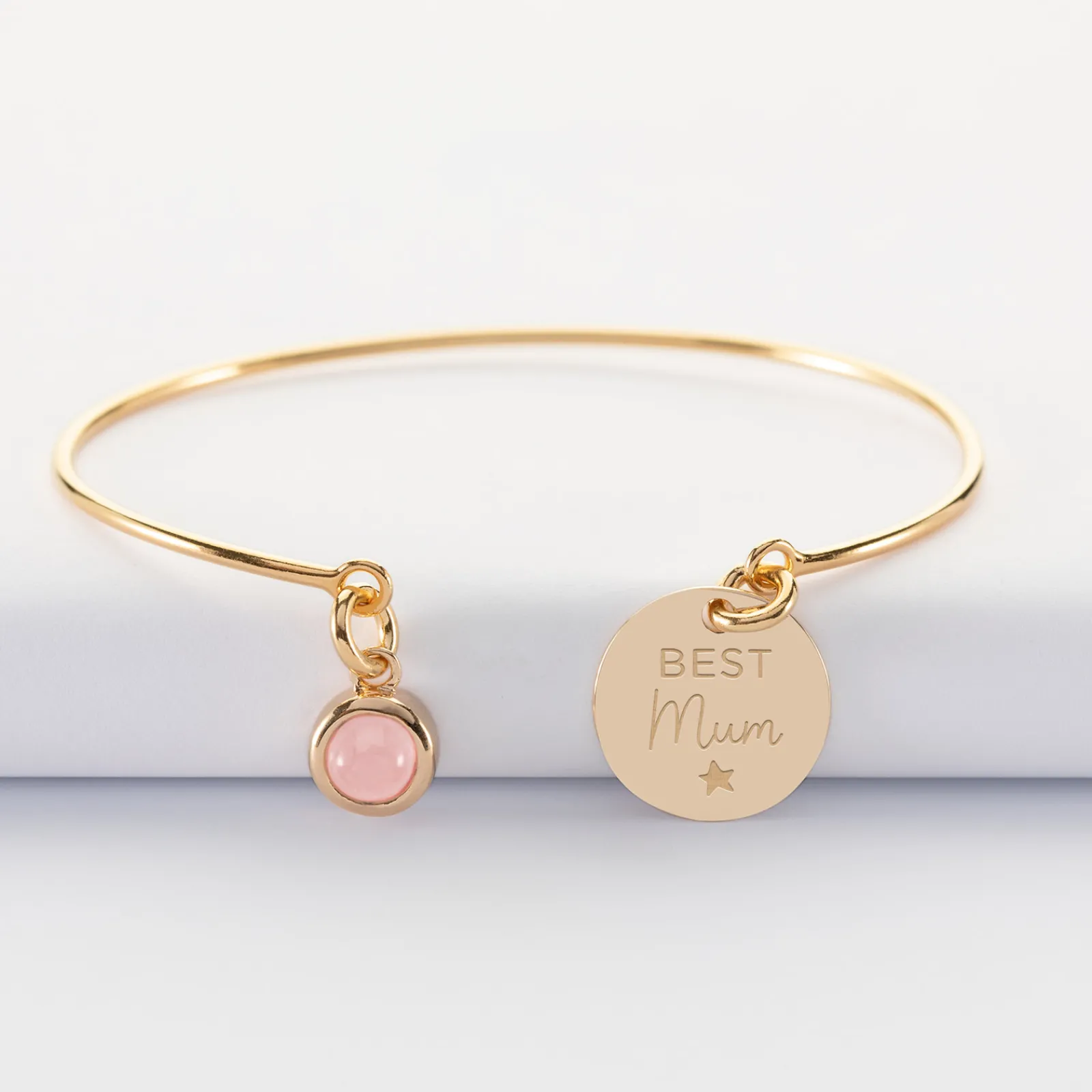 Hot HappyBulle Bracelet personnalisé jonc plaqué or ouvert médaille gravée 15 mm et breloque pierre naturelle 8 mm Plaqué or 18k