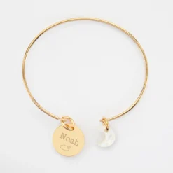 New HappyBulle Bracelet personnalisé jonc plaqué or ouvert médaille gravée 15 mm et breloque nacre 10 mm Plaqué or 18k