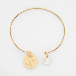 New HappyBulle Bracelet personnalisé jonc plaqué or ouvert médaille gravée 15 mm et breloque nacre 10 mm Plaqué or 18k