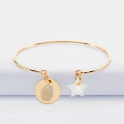 New HappyBulle Bracelet personnalisé jonc plaqué or ouvert médaille gravée 15 mm et breloque nacre 10 mm Plaqué or 18k