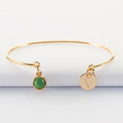 New HappyBulle Bracelet personnalisé jonc plaqué or ouvert médaille gravée 10 mm et breloque pierre naturelle 8 mm Plaqué or 18k