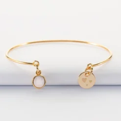 New HappyBulle Bracelet personnalisé jonc plaqué or ouvert médaille gravée 10 mm et breloque pierre naturelle 8 mm Plaqué or 18k