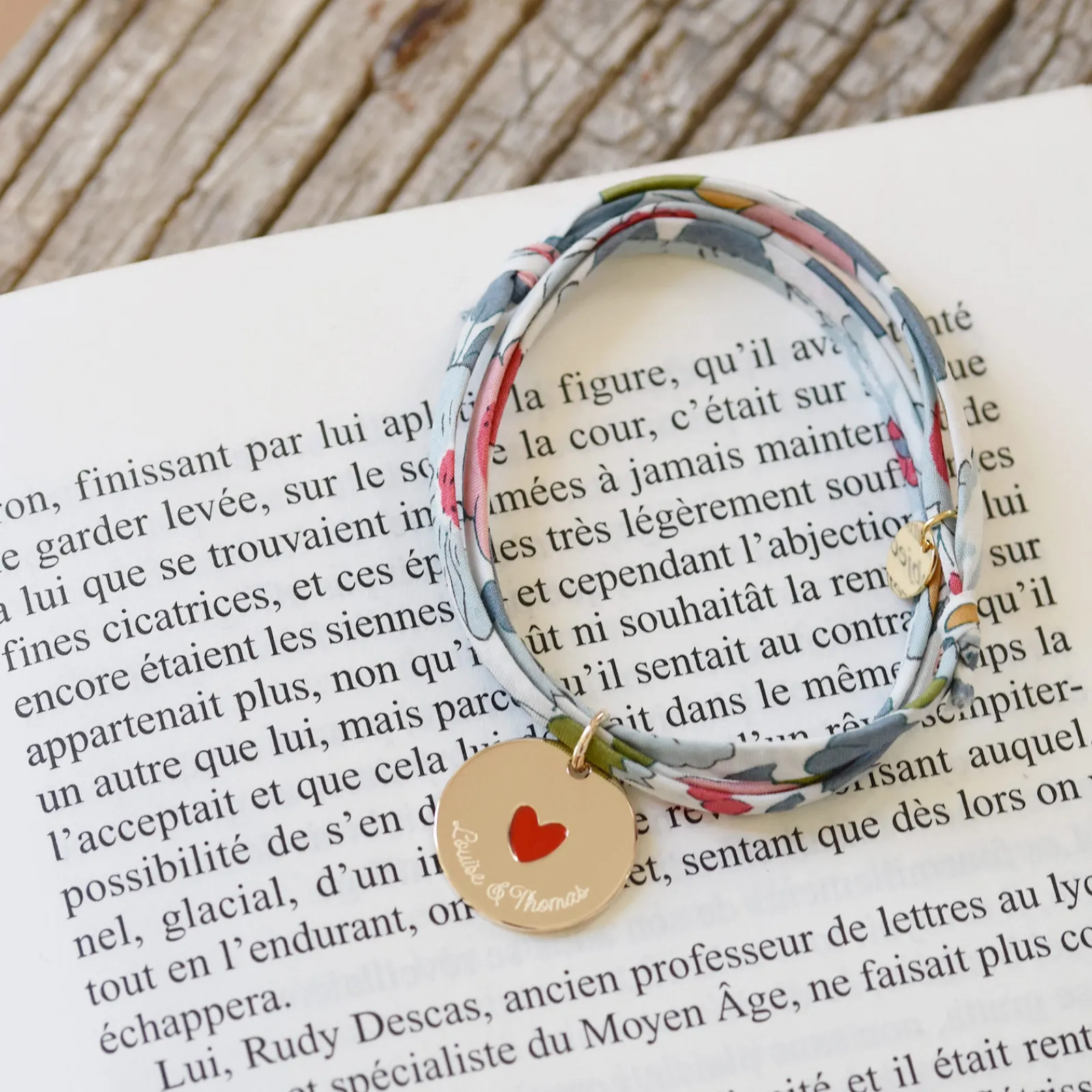 Outlet HappyBulle Bracelet 3 tours Liberty personnalisé médaille gravée plaqué or coeur émail rouge 19 mm - x Atelier Wagram