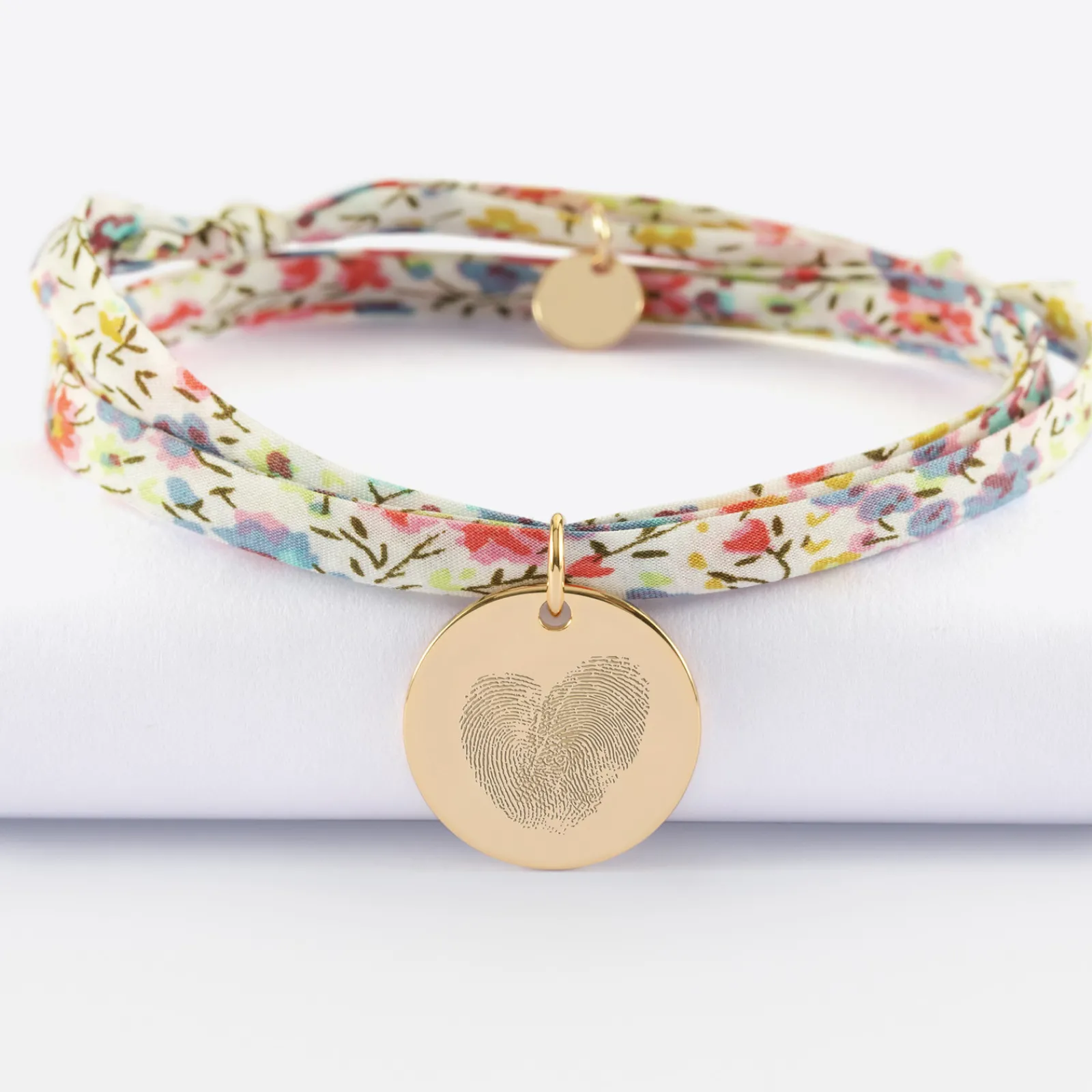 Outlet HappyBulle Bracelet 3 tours Liberty personnalisé médaille gravée plaqué or coeur émail rouge 19 mm - x Atelier Wagram