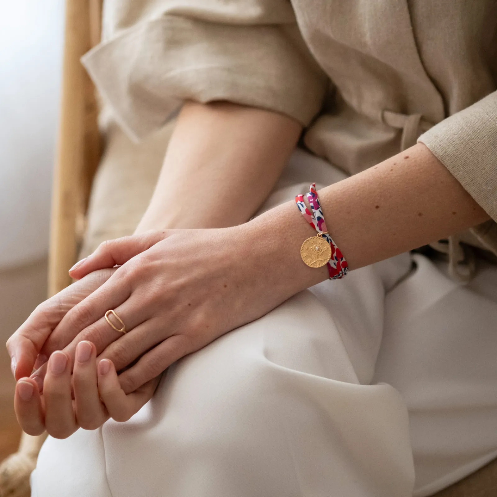 HappyBulle Bracelet 3 tours Liberty personnalisé médaille gravée plaqué or texturée rose scintillante 19 mm