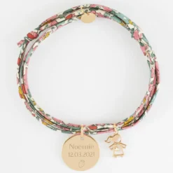 HappyBulle Bracelet 3 tours Liberty personnalisé médaille gravée plaqué or 19 mm et breloque petite fille zircon 12 mm Plaqué or 18k
