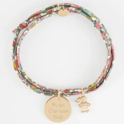 HappyBulle Bracelet 3 tours Liberty personnalisé médaille gravée plaqué or 19 mm et breloque petite fille zircon 12 mm Plaqué or 18k