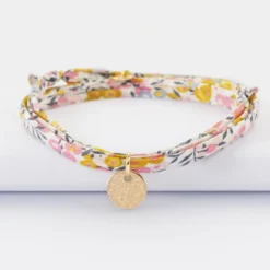 HappyBulle Bracelet 3 tours Liberty personnalisé initiale médaille gravée martelée plaqué or 10 mm Plaqué or 18k