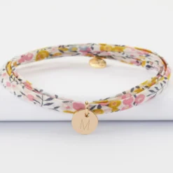 HappyBulle Bracelet 3 tours Liberty personnalisé initiale médaille gravée martelée plaqué or 10 mm Plaqué or 18k