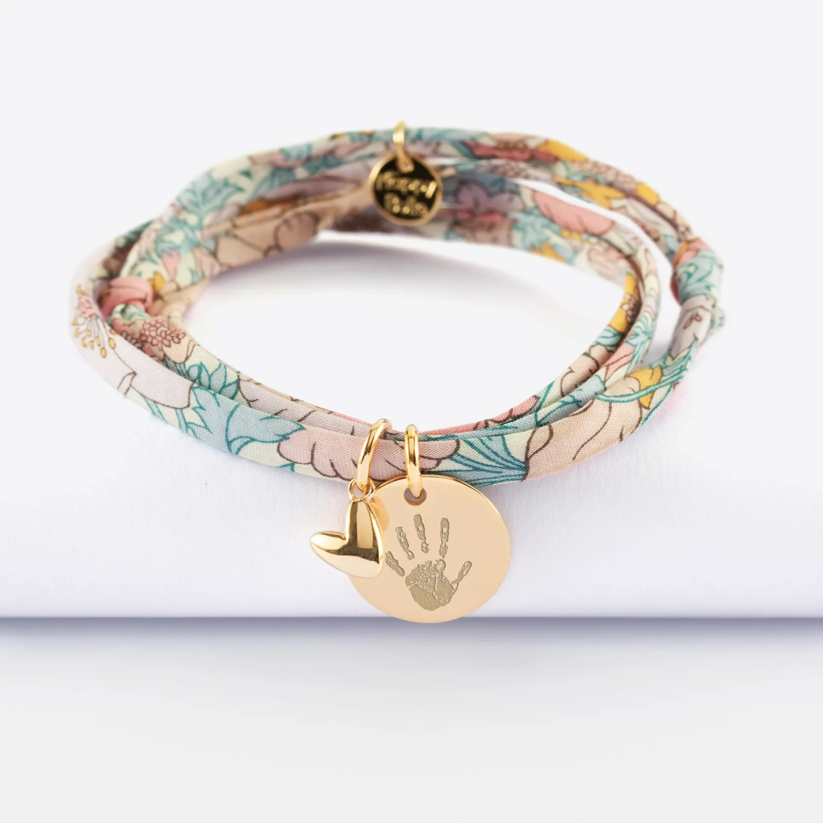 Outlet HappyBulle Bracelet 3 tours Liberty personnalisé médaille gravée plaqué or 15 mm et breloque petit coeur bombé 7 mm - x Atelier Wagram Plaqué or 18k